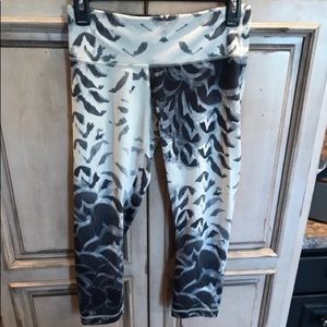 Lululemon feather leggings like new, size 6